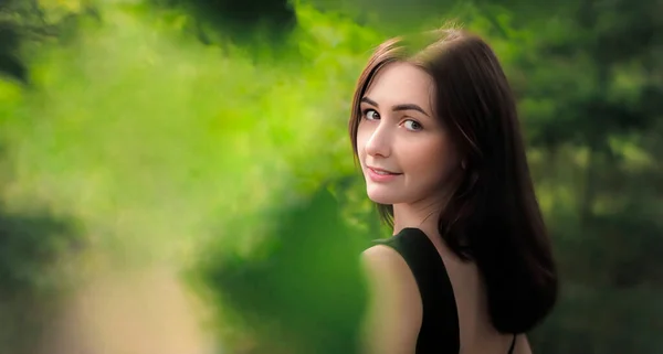 Elbiseli Güzel Kadın Portresi Park Alanındaki Yeşil Bulanık Arka Plandan Stok Resim