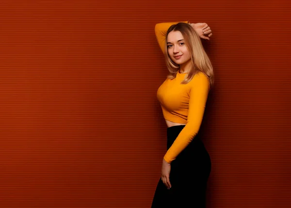 Attraktiv Ung Blond Kvinne Med Stor Byste Slank Figur Poserer – stockfoto