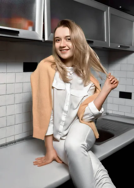 Красива Молода Блондинка Білій Сорочці Штани Позує Кухонний Стіл Флірт — стокове фото