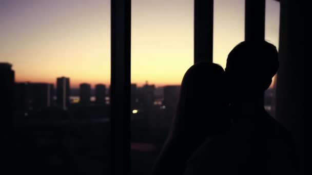 Silhouette Guy Hugging Girl Backdrop Panoramic Windows Overlooking City Sunset — Αρχείο Βίντεο