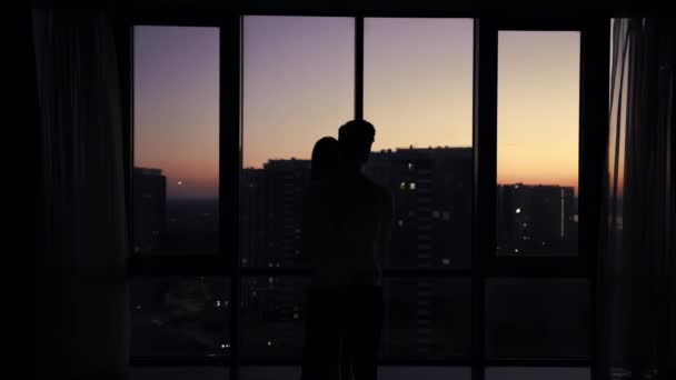 Silhouette Guy Hugging Girl Backdrop Panoramic Windows Overlooking City Sunset — Stockvideo