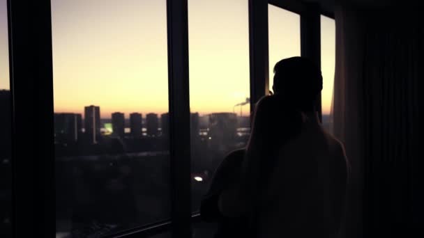 Silhouet Van Een Jongen Knuffelen Van Een Meisje Tegen Achtergrond — Stockvideo