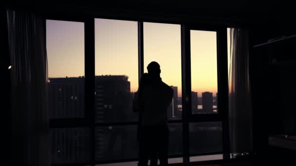 Silhouette Guy Hugging Girl Backdrop Panoramic Windows Overlooking City Sunset — Αρχείο Βίντεο