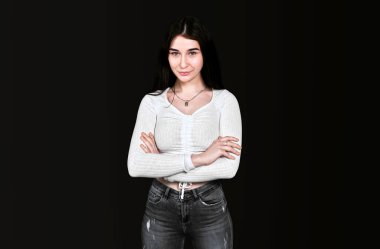 Beyaz bluzlu, iri göğüslü, siyah pantolonlu, kollarını önünde kavuşturmuş, gülümseyen ve siyah arka planda poz veren kameraya bakan zayıf, genç bir esmer. Pankart, metin için yer.