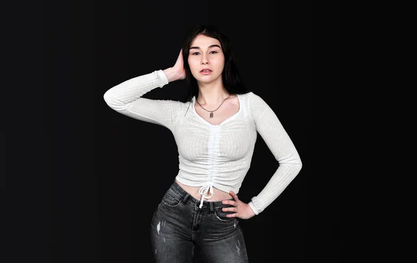 Geniş göğüslü, siyah kot pantolonlu, beyaz bluzlu, ince esmer kadın, bir eli belinde dinleniyor, diğer eliyle kafasına dokunuyor, ayakta duruyor ve kameraya bakıyor, siyah arka plana karşı poz veriyor. Pankart, metin için yer.