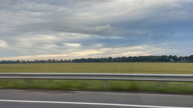 Yolculukta tarla ve gökyüzü