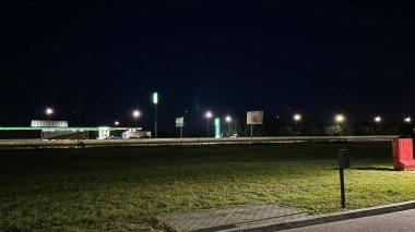 Yolun yukarısındaki gece tarlaları