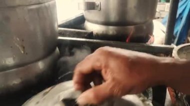 Neerdosa, yaygın bir Güney Hint yemeği hazırlığı.