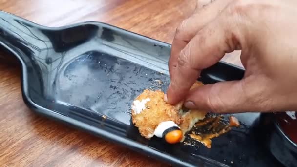 Sýrové Kuličky Jsou Mačkané Zatímco Kečup Mísa Vedle — Stock video