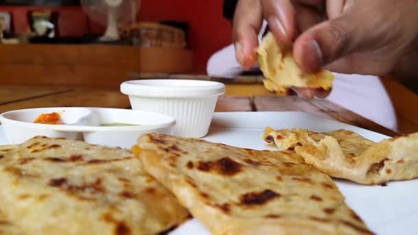 Употребление Пищу Популярных Индийских Блюд Алупаратха Картофельного Фаршированного Плоского Хлеба — стоковое видео