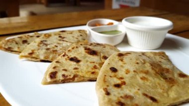 Ünlü Hint fast food 'u Aloo Paratha ya da yoğurt, turşu ve yeşil turşuyla servis edilen patates dolması.