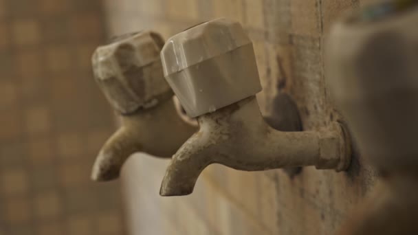 Close Água Vazando Lentamente Uma Torneira Plástico Sujo Velho — Vídeo de Stock