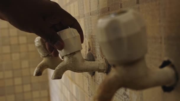Bir Musluğu Çeviriyor Fışkırıyor Sonra Eller Musluğu Kapatıyor — Stok video
