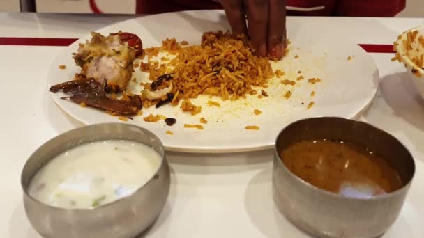 Άνθρωπος Τρώει Ινδικό Δημοφιλές Φαγητό Κοτόπουλο Biriyani Σερβίρεται Τυρόπηγμα Και — Αρχείο Βίντεο