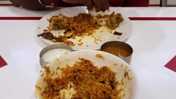 Άνθρωπος Τρώει Ινδικό Δημοφιλές Φαγητό Κοτόπουλο Biriyani Σερβίρεται Τυρόπηγμα Και — Αρχείο Βίντεο