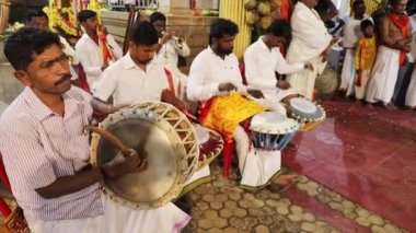 Udupi, Hindistan-Mar 7.2020: Hindu dini etkinliği sırasında davul ve perküsyon çalan sanatçılar, Udupi, Hindistan 'da Bhootha Kola dans festivali. Bhootha Kola dansı, Karnataka kıyısında ruha tapan bir Hint ritüelidir.