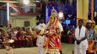 Udupi, Hindistan - 7 Mart 2020: Hindu dini etkinliği sırasında toplanmış bir tapınağın içinde eşsiz bir kostümle dans eden sanatçı, Bhootha Kola dans festivali Bhootha Kola, Karnataka kıyılarında ruha tapan bir Hindu ritüelidir.