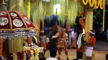 Udupi, Hindistan-7 Mart 2020: Bhootha Kola dans festivali sırasında toplanan kalabalıkla bir tapınakta dans eden bir sanatçı, Karnataka kıyılarında ruha tapan bir Hindu ayinidir.