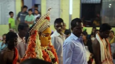 Udupi, Hindistan-7 Mart 2020: Hindistan 'da düzenlenen Bhootha Kola dans festivali, Hindu dini etkinliği sırasında kostümlü ve kalabalık içinde tapınağa giren bir sanatçı. Bhootha Kola dansı, Karnataka kıyılarında ruha tapan bir Hindu ritüelidir.