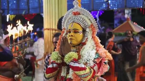 Udupi India Március 2020 Egy Előadóművész Meghajolt Hálával Hagyományos Hindu — Stock videók