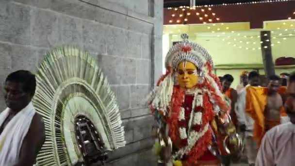 Udupi India Mars 2020 Utøvende Kunstner Som Kommer Inn Tempelet – stockvideo
