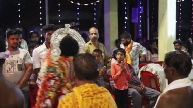 Udupi, Hindistan - 7 Mart 2020: Hindu dini etkinliği sırasında toplanmış bir tapınağın içinde eşsiz bir kostümle dans eden sanatçı, Bhootha Kola dans festivali Bhootha Kola, Karnataka kıyılarında ruha tapan bir Hindu ritüelidir.
