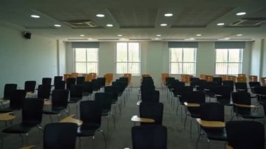 Bangalore, Hindistan-31 Ocak 2021: Hindistan 'da pandemik tatiller sırasında üniversitede sıralanan koltuklu ve havalandırmalı bir seminer salonunun iç görünümü
