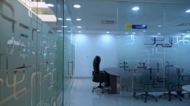 Bangalore, Hindistan-31 Ocak 2021: Bir üniversite kampüsündeki boş bir toplantı salonunun izlenmesi