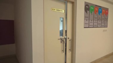 Bangalore, Hindistan-31 Ocak 2021: Tatiller sırasında üniversite kampüsünde sıralanmış sandalyelerle öğrenciler seminer salonuna girmek