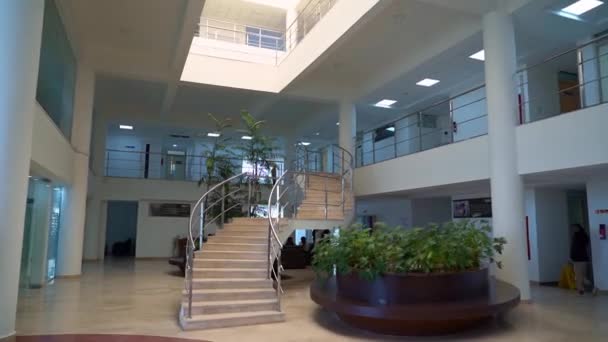 Bangalore India Enero 2021 Una Vista Las Escaleras Pasillo Universidad — Vídeos de Stock