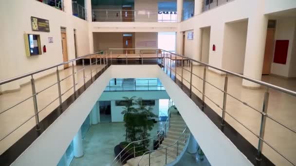 印度班加罗尔 2021年1月31日 放假期间 高校大楼内空旷走廊和教室的空中景观 — 图库视频影像