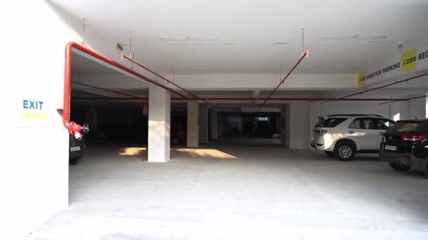 インド バンガロール2021年1月31 2021年1月学生や教員用車両のための大学キャンパスの下の駐車場の眺め — ストック動画