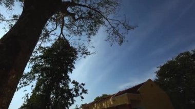 Hindistan 'da gün batımında köydeki boş eski devlet okulunun manzarası.