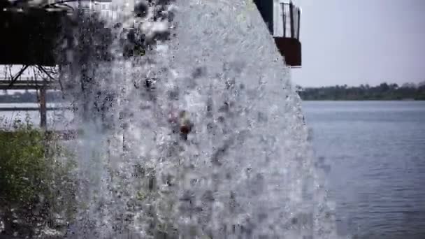 Вид Велику Кількість Води Витікає Великої Металевої Труби Озера Під — стокове відео