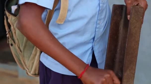 Ένα Παιδί Χτυπάει Κουδούνι Του Σχολείου Για Μαζέψει Παιδιά Στο — Αρχείο Βίντεο
