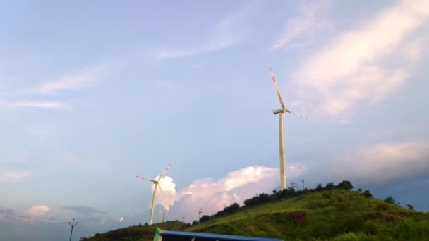 Een Uitzicht Van Windturbines Draaien Top Van Berg Tijdens Zonsondergang — Stockvideo