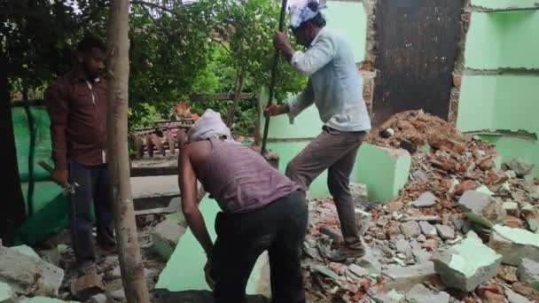 Davanagere Ινδία Σεπτεμβρίου 2022 Εργάτες Οικοδομών Κατεδαφίζουν Ένα Παλιό Σπίτι — Αρχείο Βίντεο