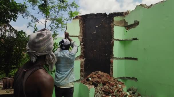 Davanagere Índia Setembro 2022 Trabalhadores Construção Demolir Uma Antiga Casa — Vídeo de Stock