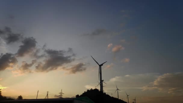 Vue Des Éoliennes Tournant Sommet Montagne Pendant Coucher Soleil Dehors — Video