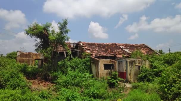 Старая Деревня Заброшенными Разрушенными Домами Летом Индии — стоковое видео