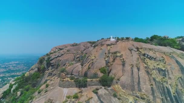 Hindistan Yaz Boyunca Büyük Bir Kaya Dağının Kıyısındaki Eski Küçük — Stok video