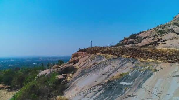 Doğal Büyük Kaya Dağının Havadan Görünüşü Insanlar Yaz Boyunca Hindistan — Stok video
