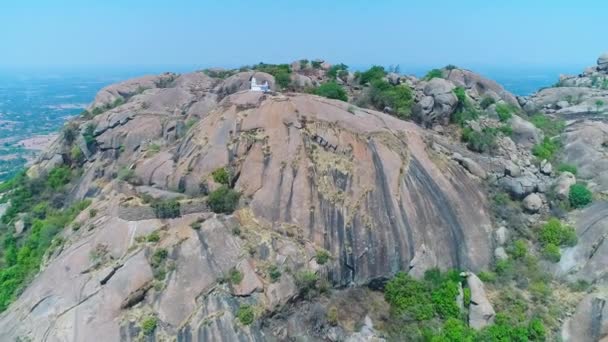 Hindistan Yaz Boyunca Büyük Bir Kaya Dağının Kıyısındaki Eski Küçük — Stok video