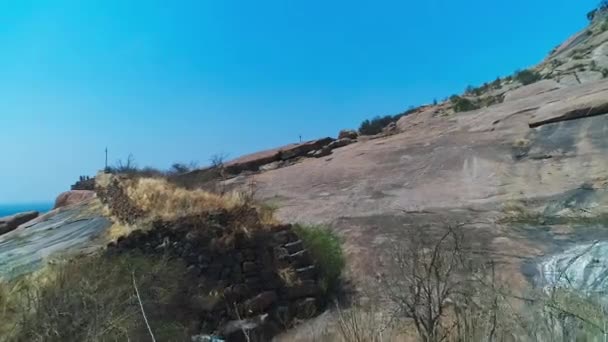 Doğal Büyük Kaya Dağının Havadan Görünüşü Insanlar Yaz Boyunca Hindistan — Stok video