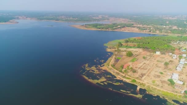 Hindistan Yaz Aylarında Yeşilliğin Ortasında Mavi Suların Olduğu Güzel Bir — Stok video