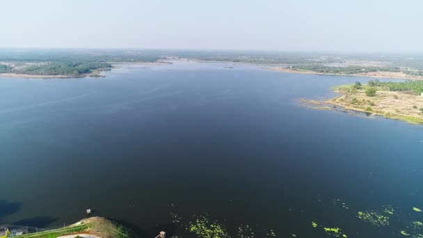 Uma Vista Aérea Superior Belo Lago Com Água Azul Meio — Vídeo de Stock