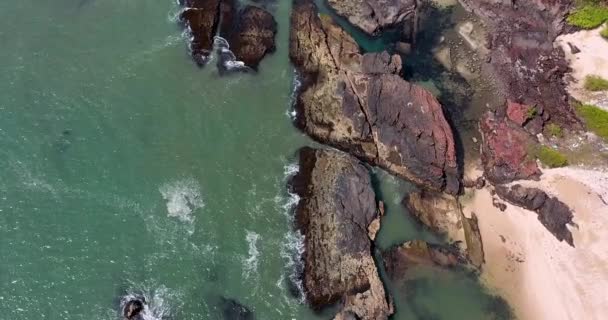 インドの夏の間にビーチで波が砕ける円柱状の玄武岩または岩の形成の航空独特の景色 — ストック動画