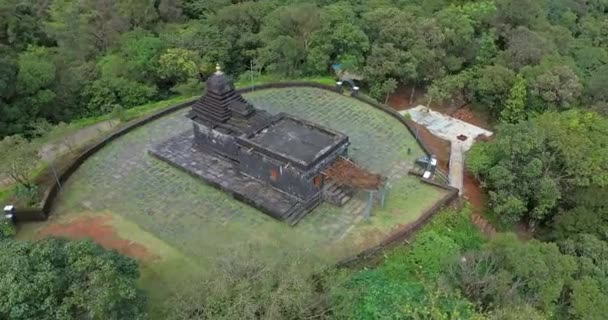 2021年11月23日 夏の緑の森の中の丘の上にある古代ヒンズー教の寺院のパノラマビュー — ストック動画