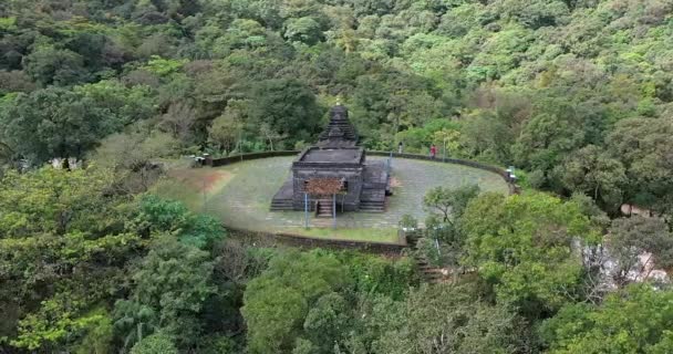 2021年11月23日 夏の緑の森の中の丘の上にある古代ヒンズー教の寺院のパノラマビュー — ストック動画