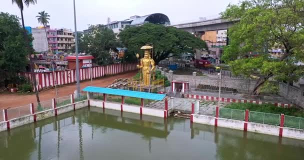インド バンガロール2022年9月22日 夏のメトロ駅横の寺院敷地内にある仏像の空中像 — ストック動画